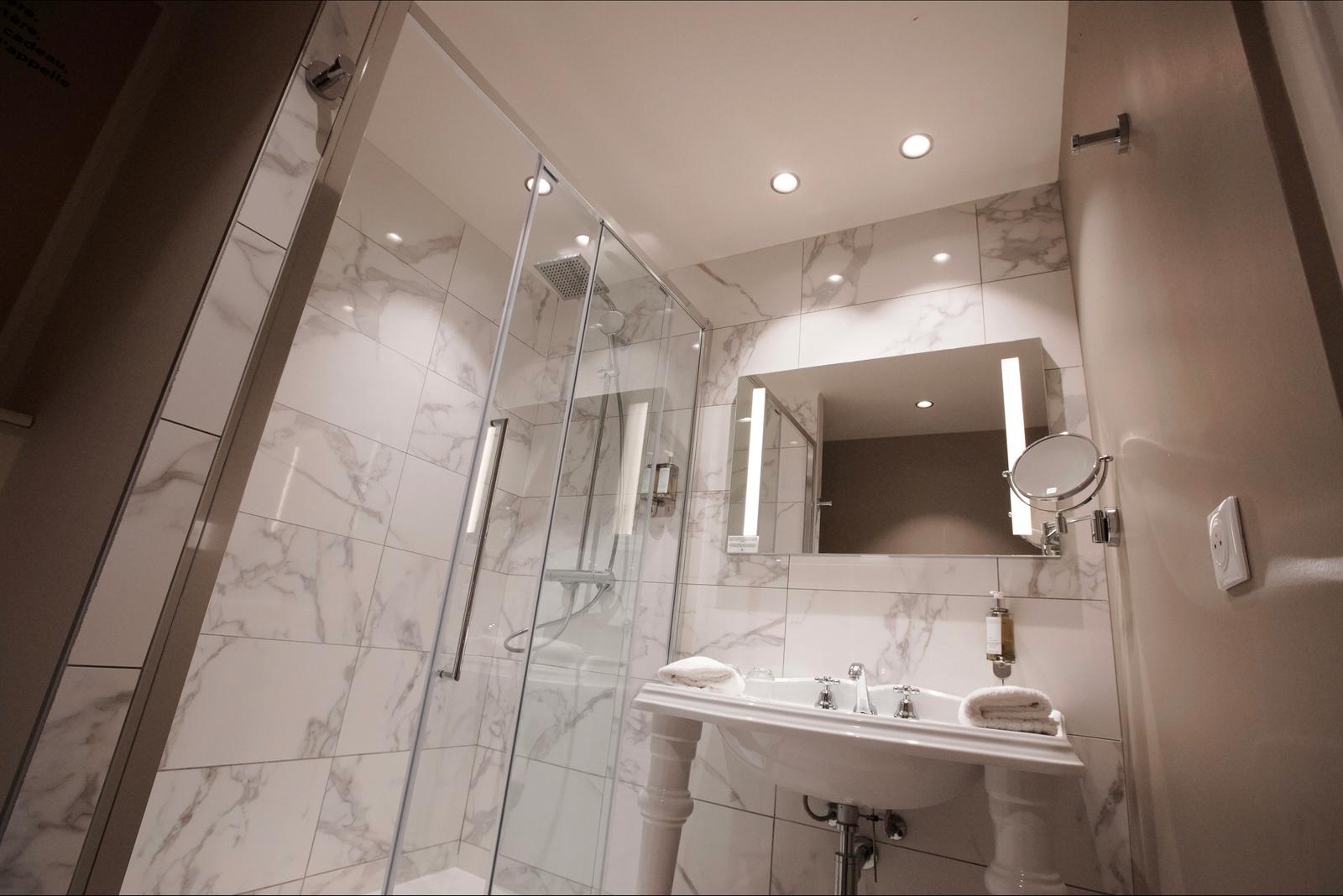 Lille : Grand Hôtel Bellevue, salle de bain 03