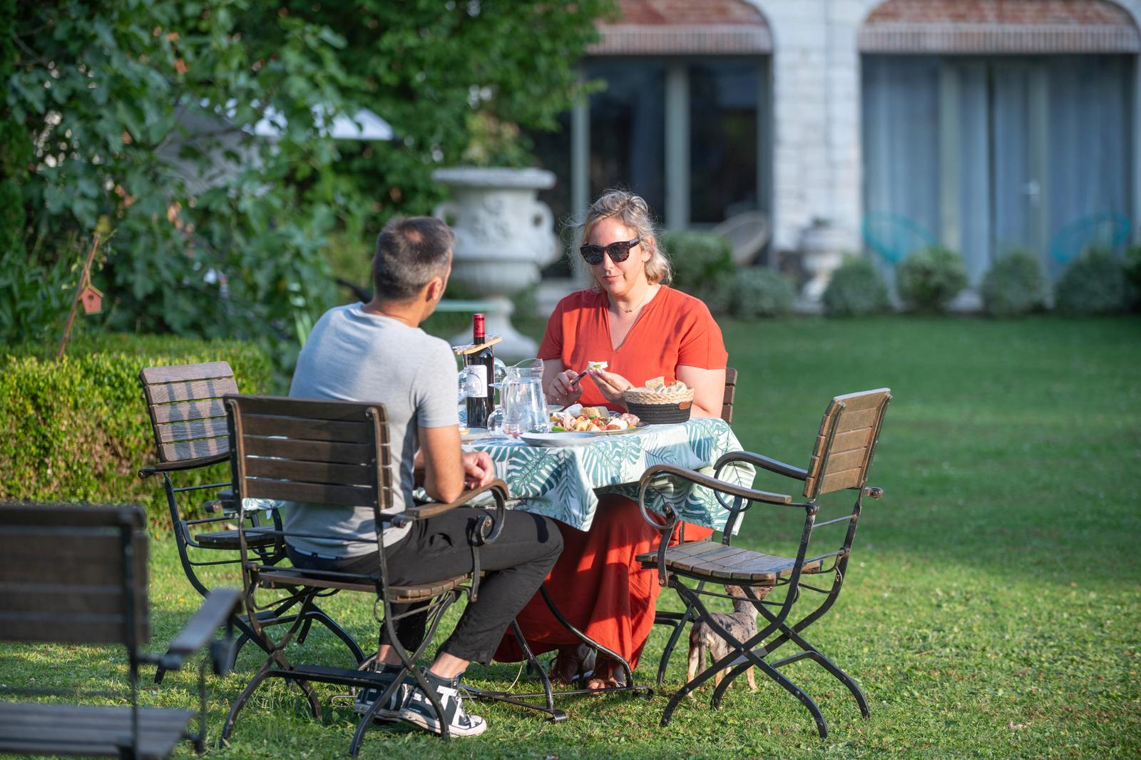Sailly-Flibeaucourt : la Cour d'Hortense, couple déjeunant au jardin