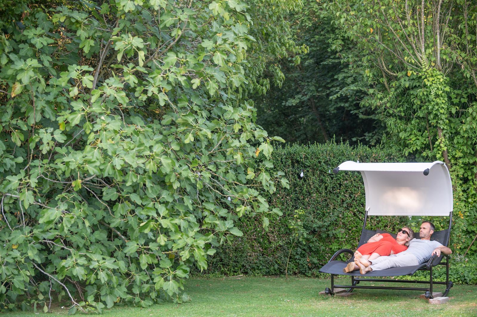 Sailly-Flibeaucourt : la Cour d'Hortense, couple dans le transat du jardin 02