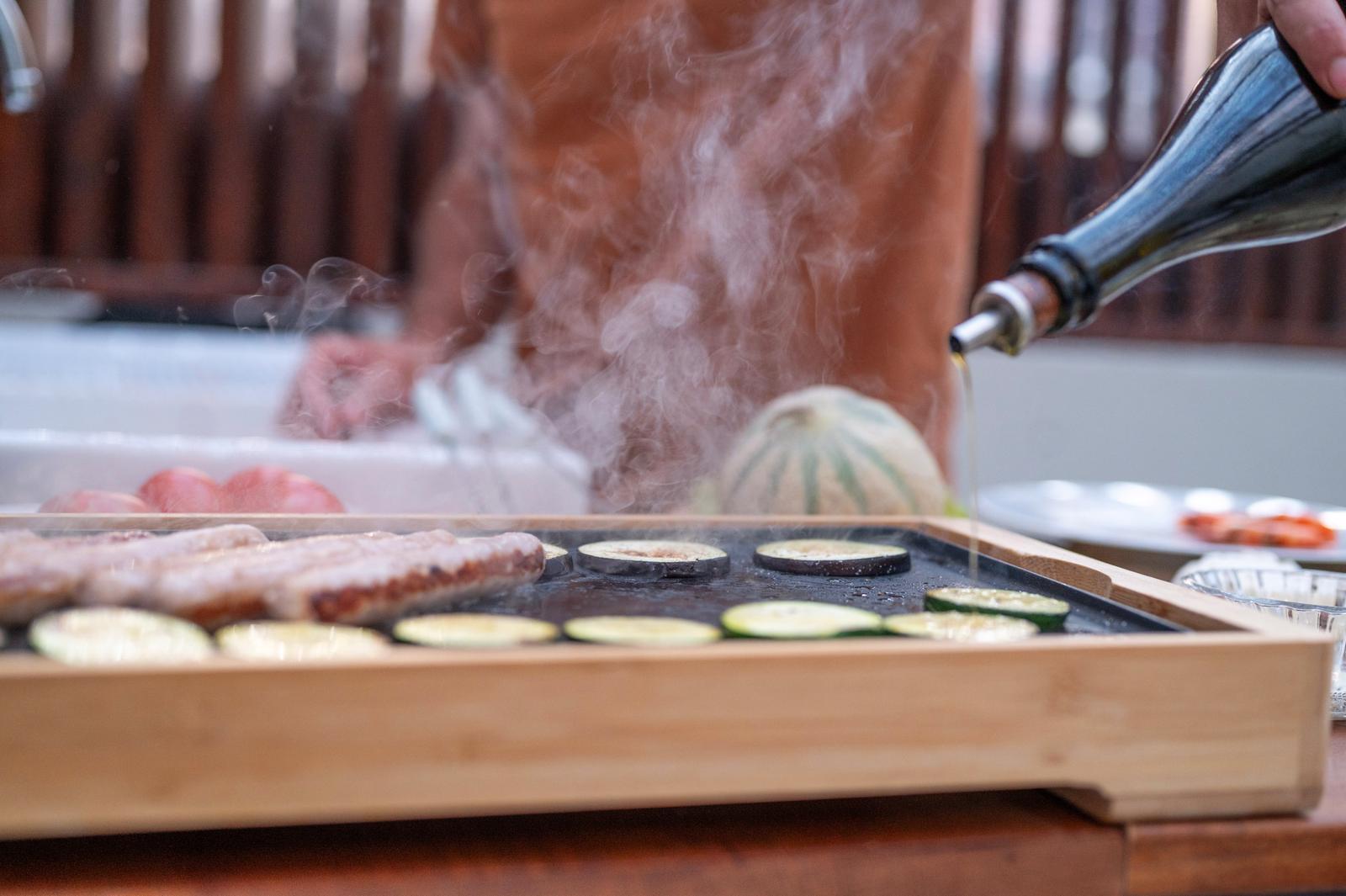 Arrest : Yanna Lodge, plancha de saucisses et légumes