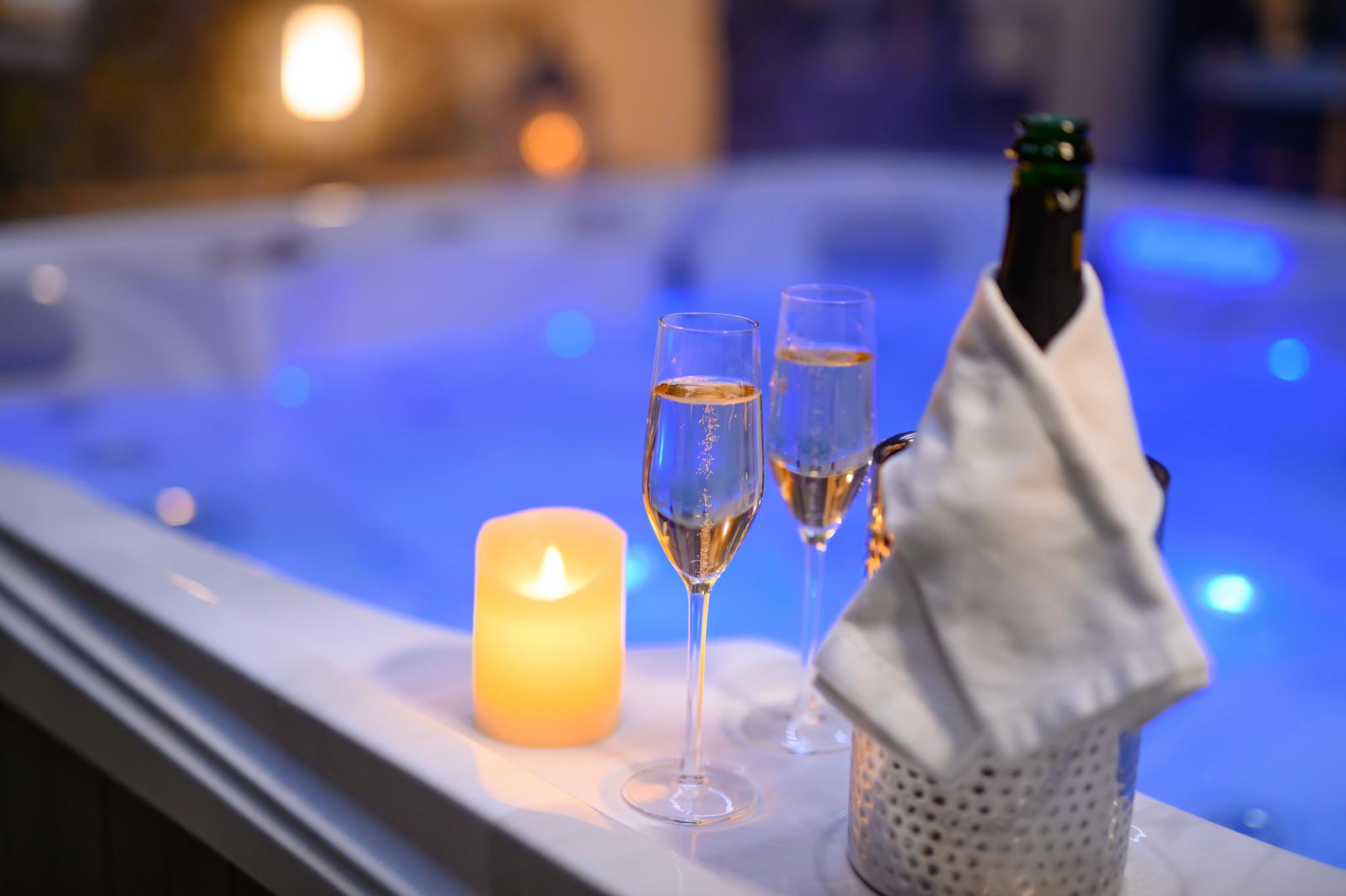 Arsy : l'Espace d'un Instant, coupes de champagne posées sur le spa