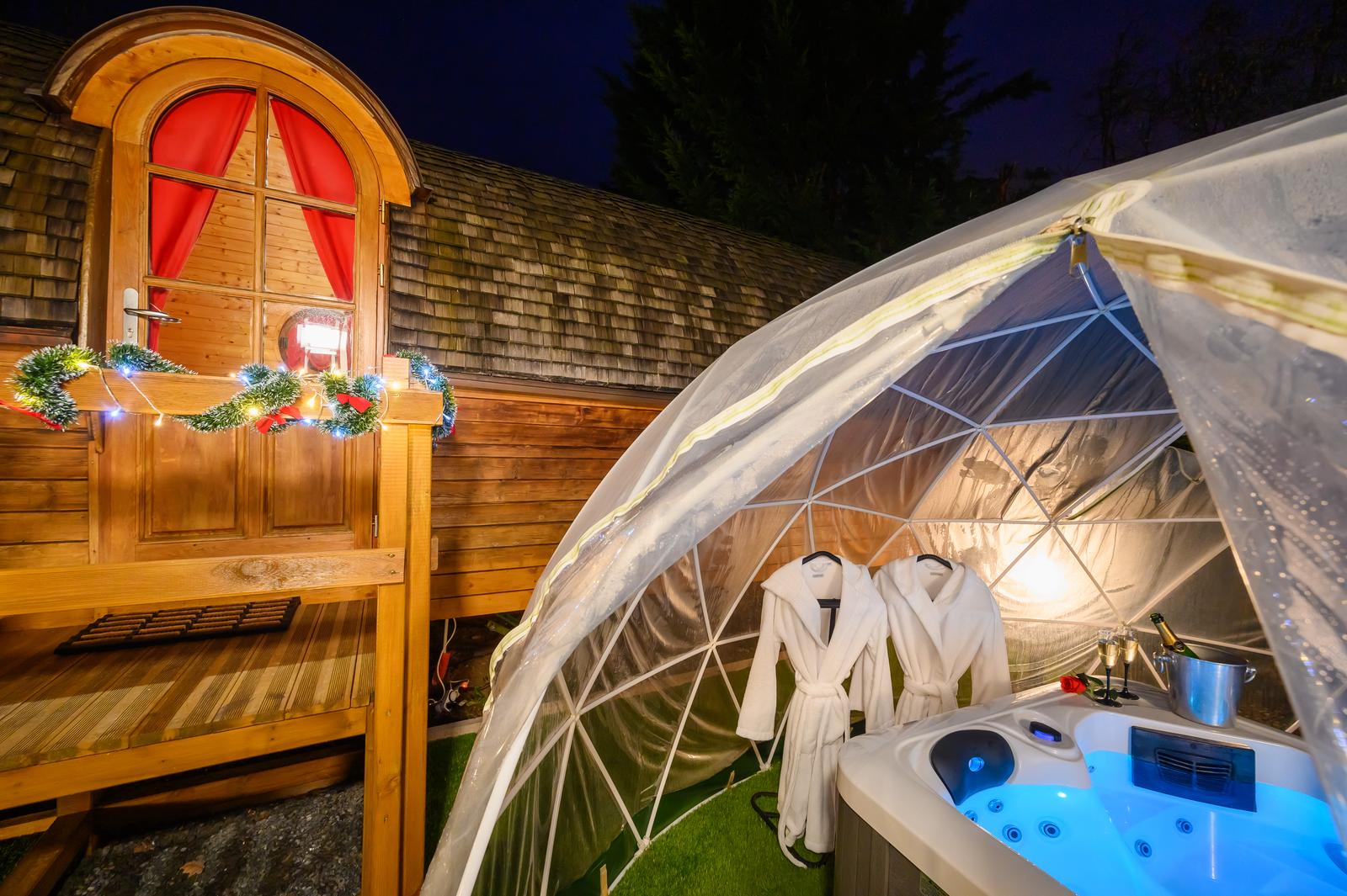 Blaincourt-les-Précy : la Roulotte Romantique, le spa et l'extérieur 03