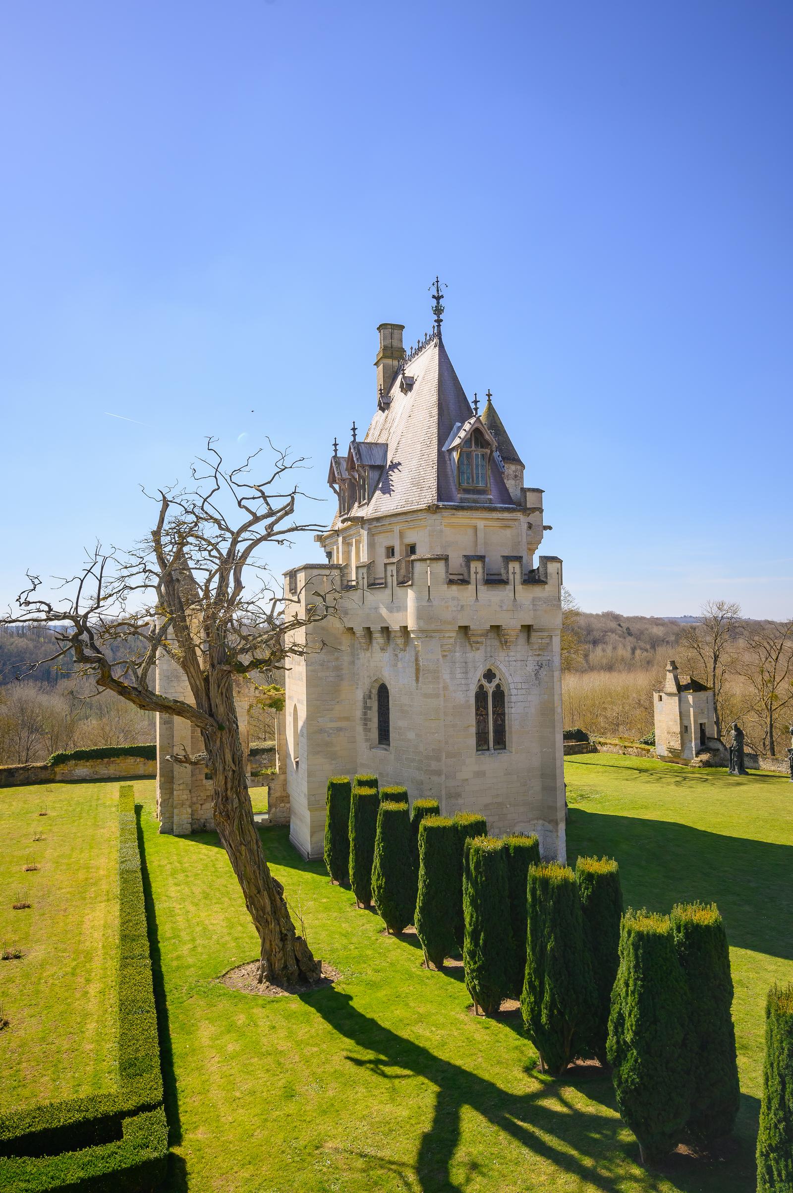 Vez : le donjon, vue extérieure 04