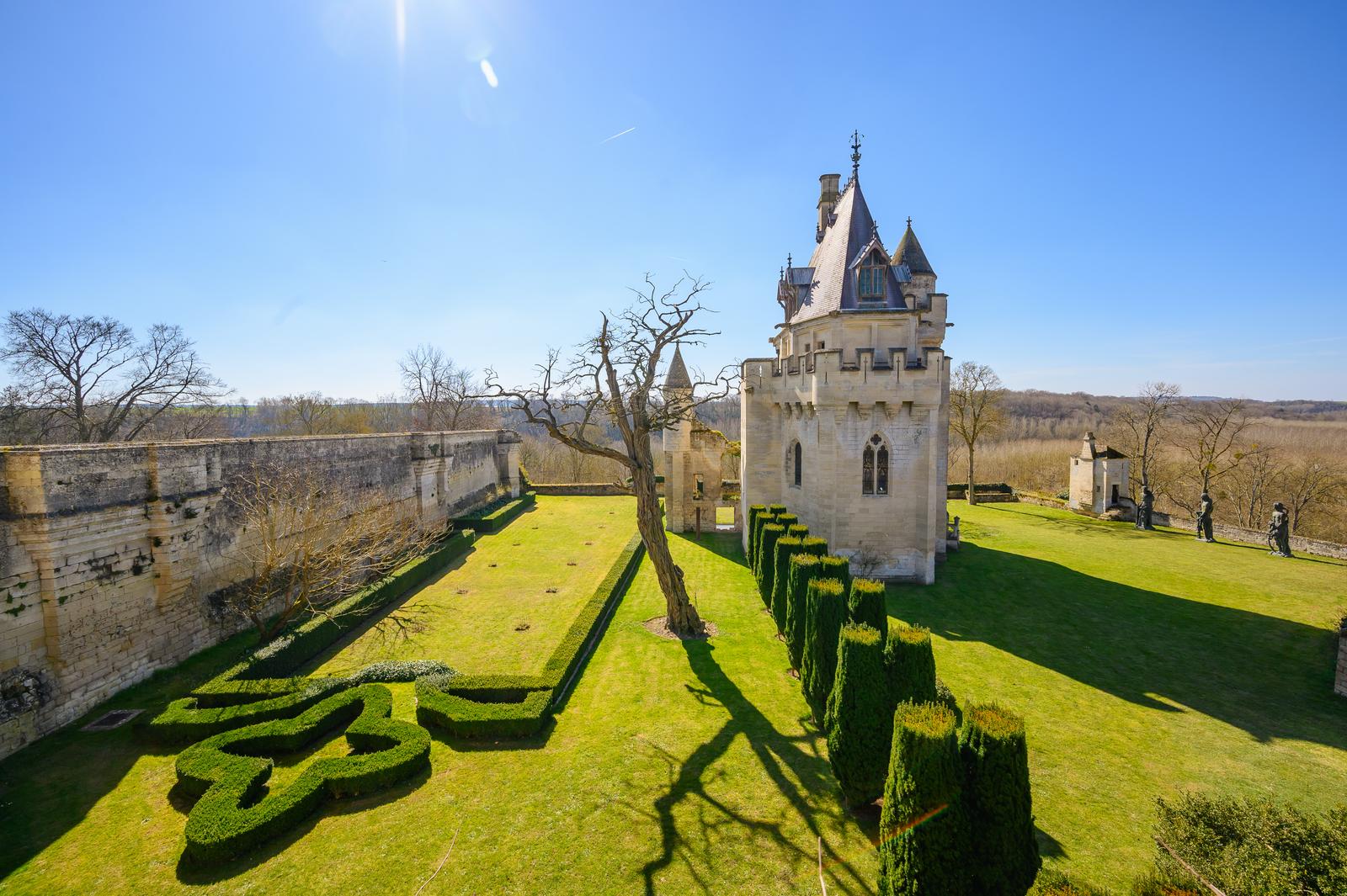 Vez : le donjon, vue extérieure 05