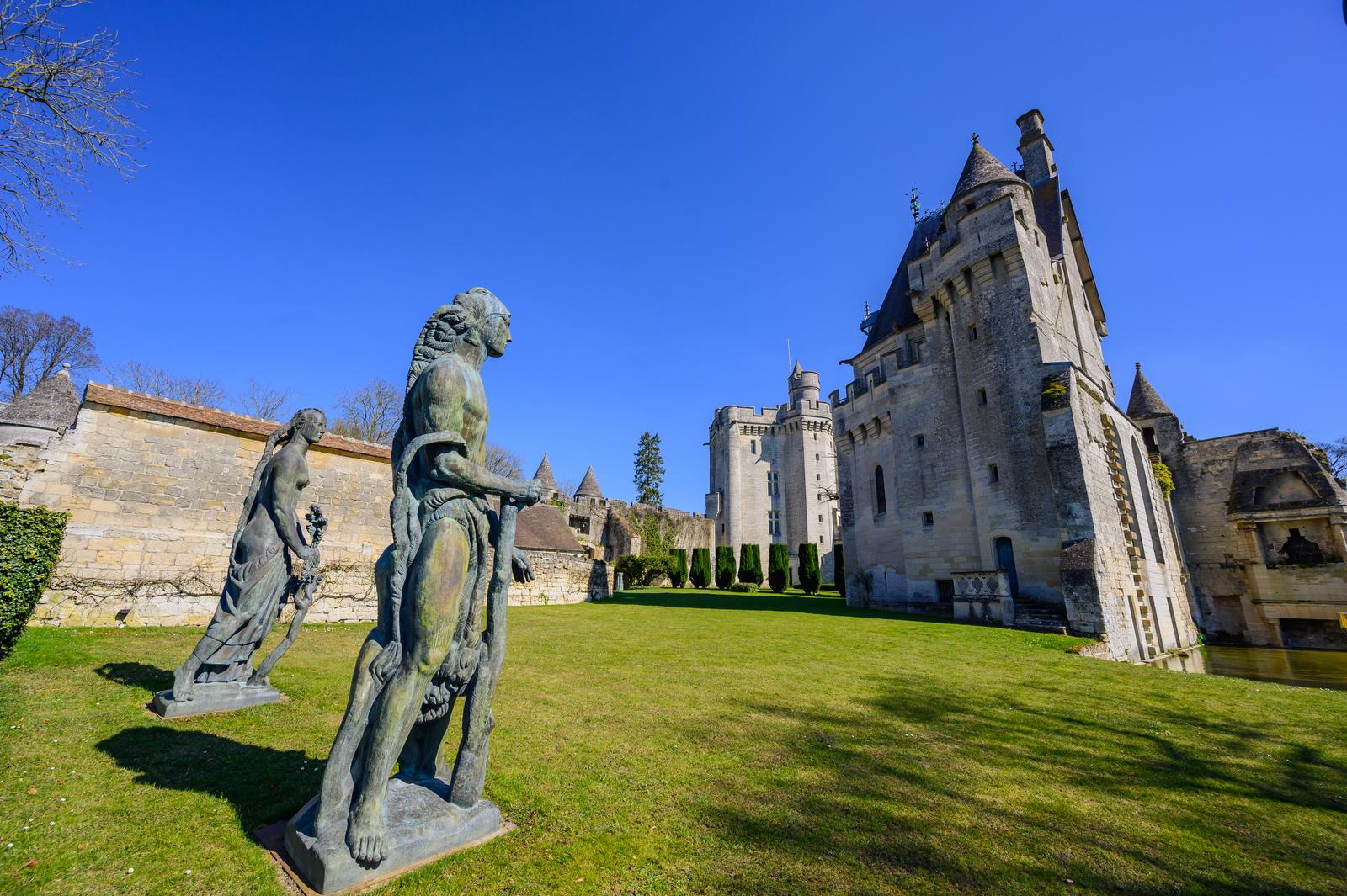 Vez : le donjon, vue extérieure 07