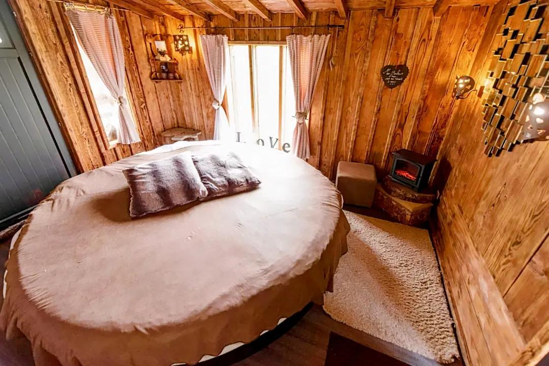 Essuiles : cabane perchée, le Refuge des 3 Ours 05