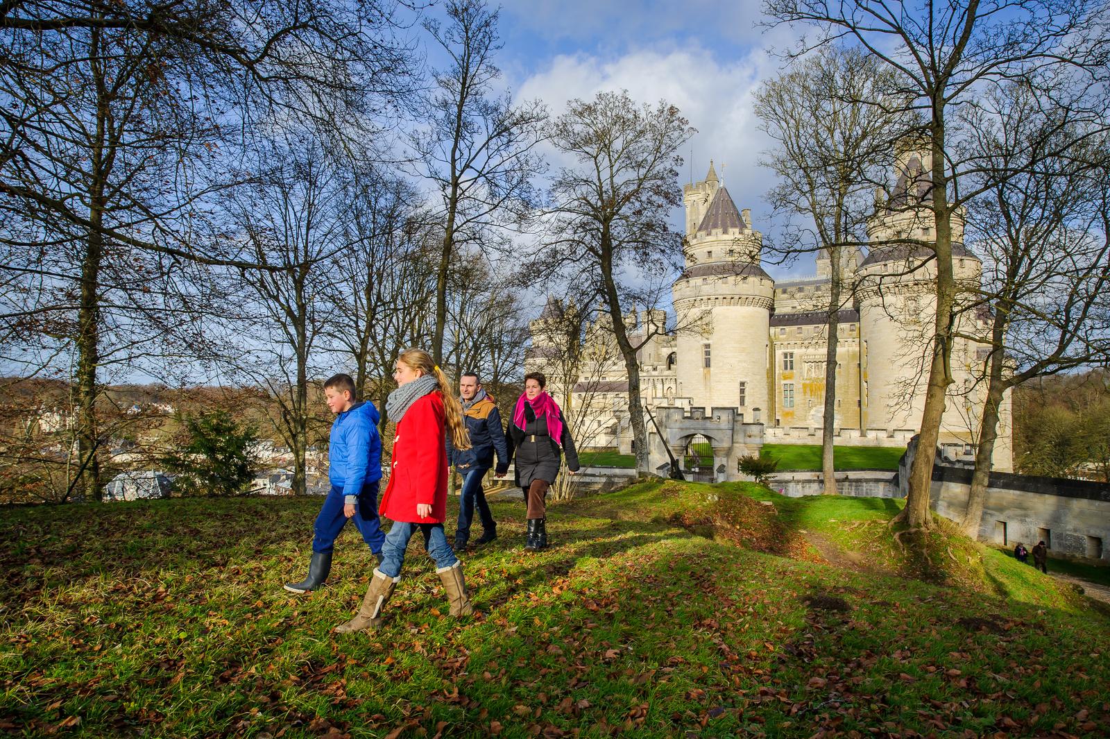 Famille en visite au château de Pierrefonds en automne