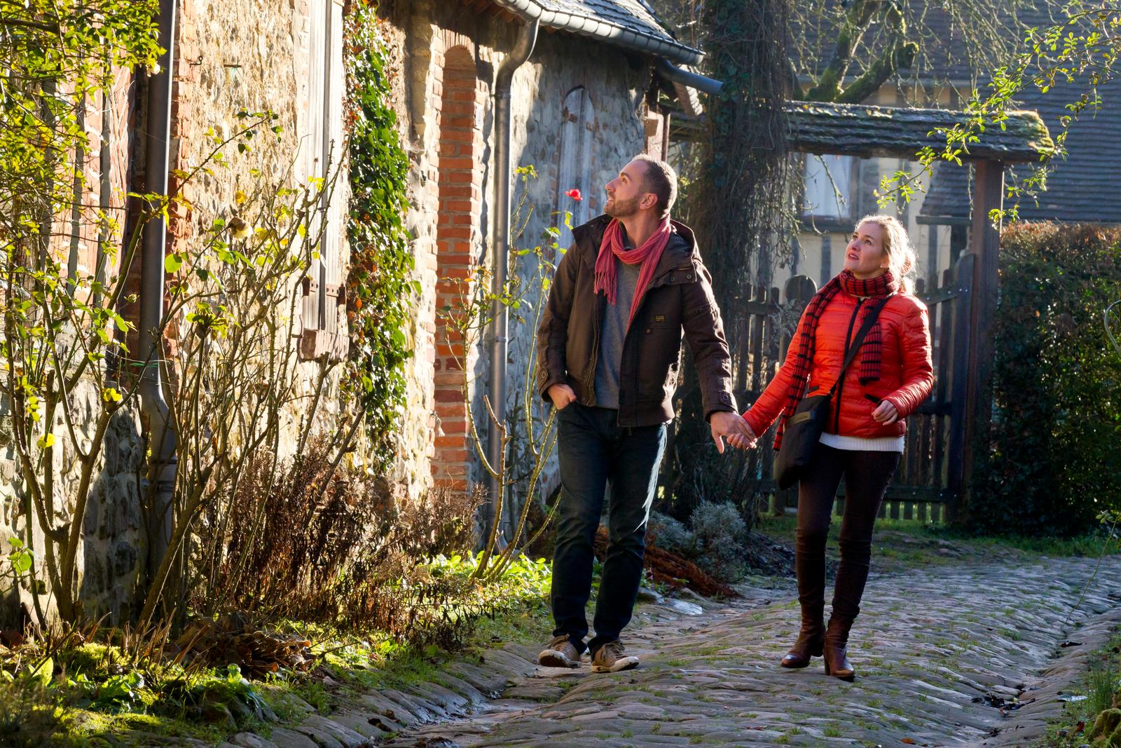Gerberoy : couple en balade dans le village en hiver 03
