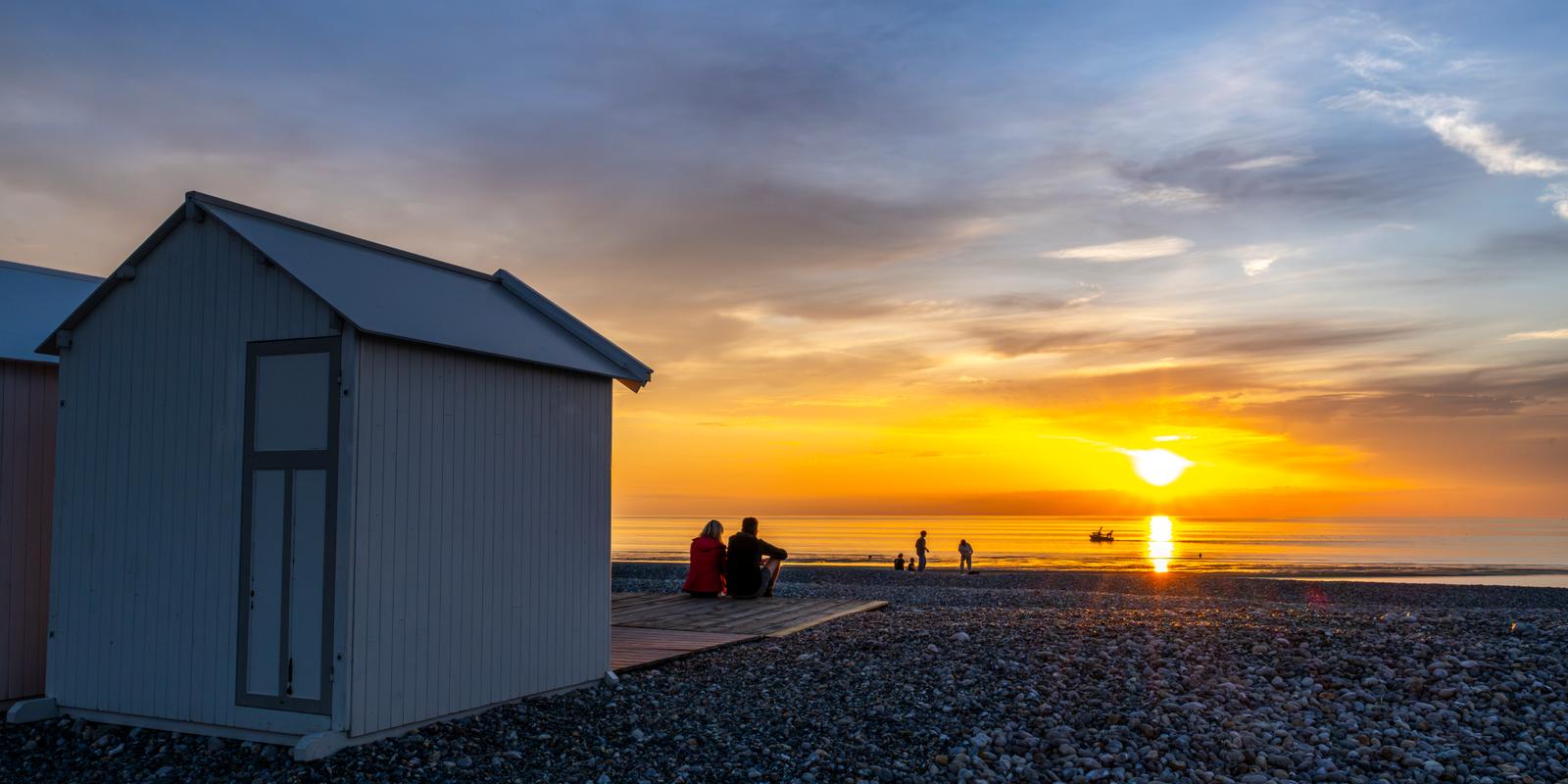 Cayeux-sur-Mer : couple face à la mer au coucher du soleil