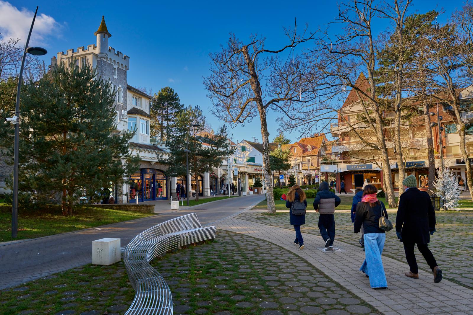 Le Touquet : promeneurs avenue Saint Jean