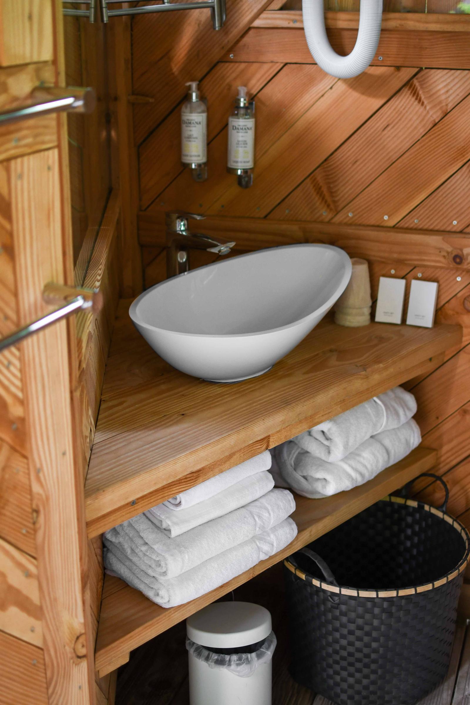 Le Bois de RosoyCharme salle de bain Bois de Rosoy crédit - Jordan Sapally Mai 2022