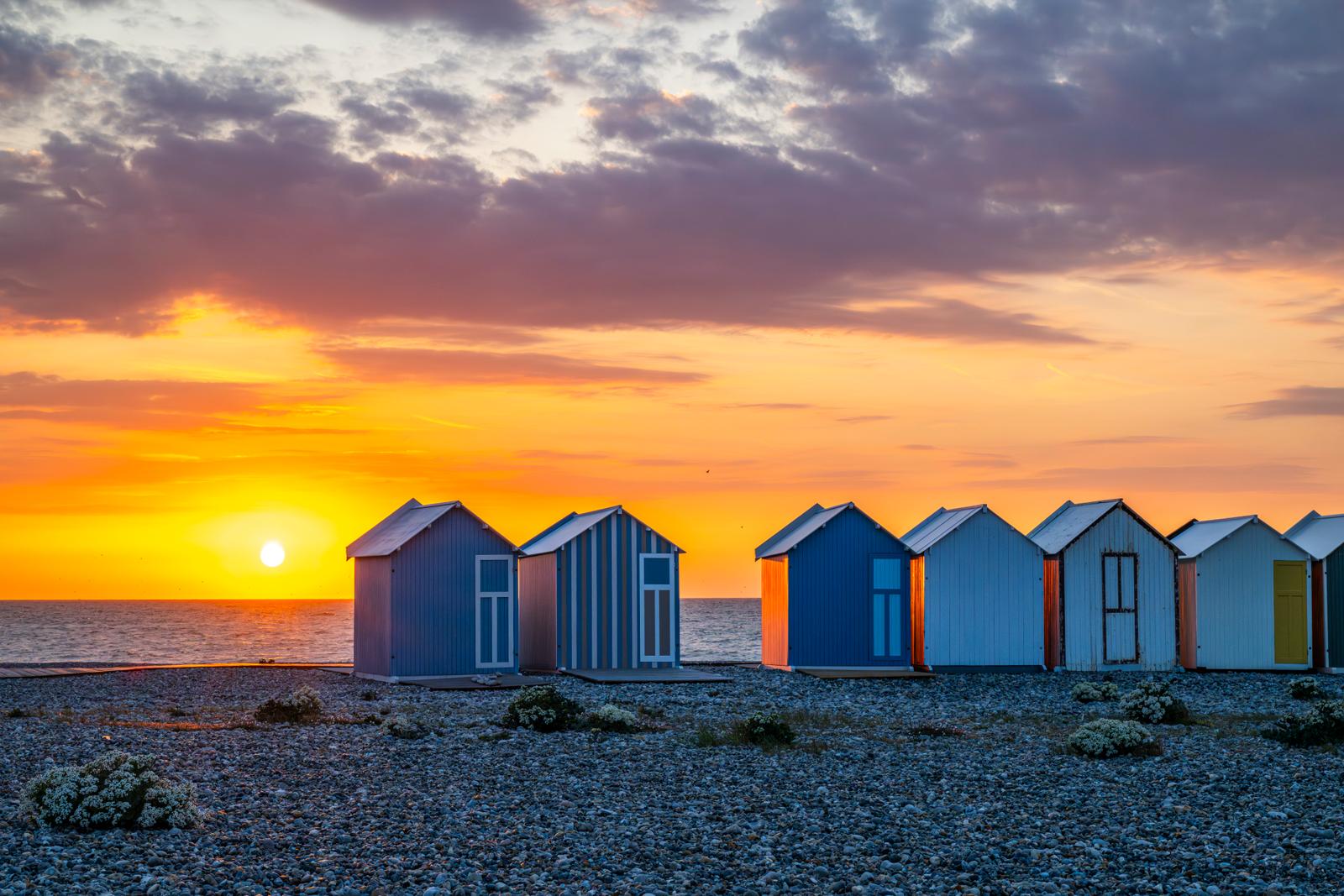 Cayeux-sur-Mer : cabines de plage au soleil couchant