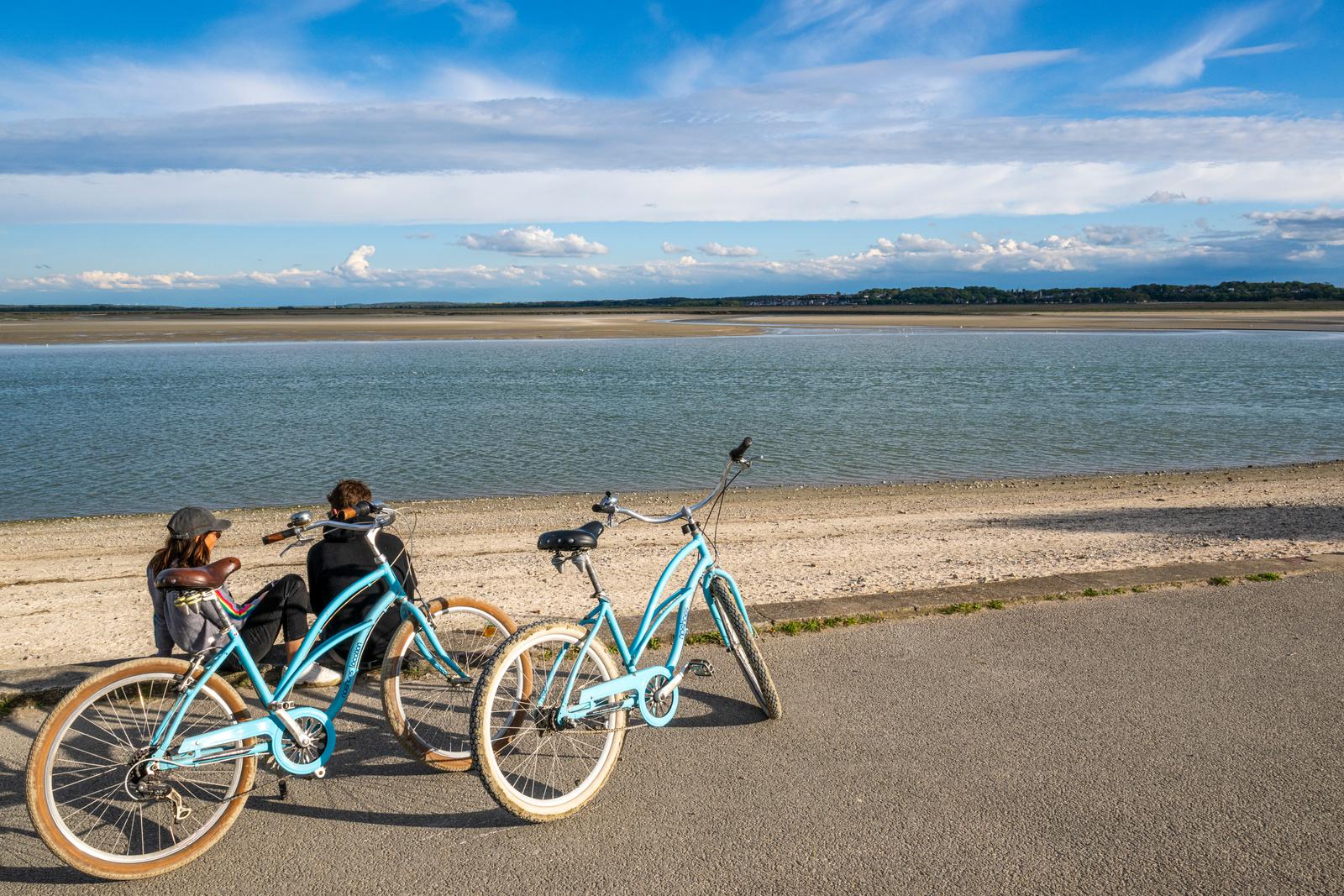 Le Crotoy : couple de cyclistes au bord de l'eau