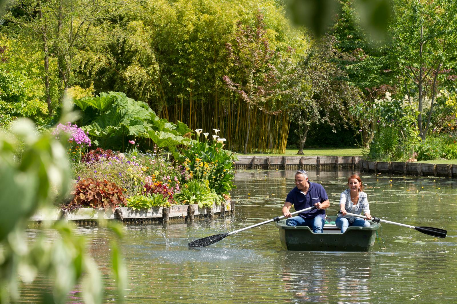 Amiens : couple en barque dans les hortillonnages 01
