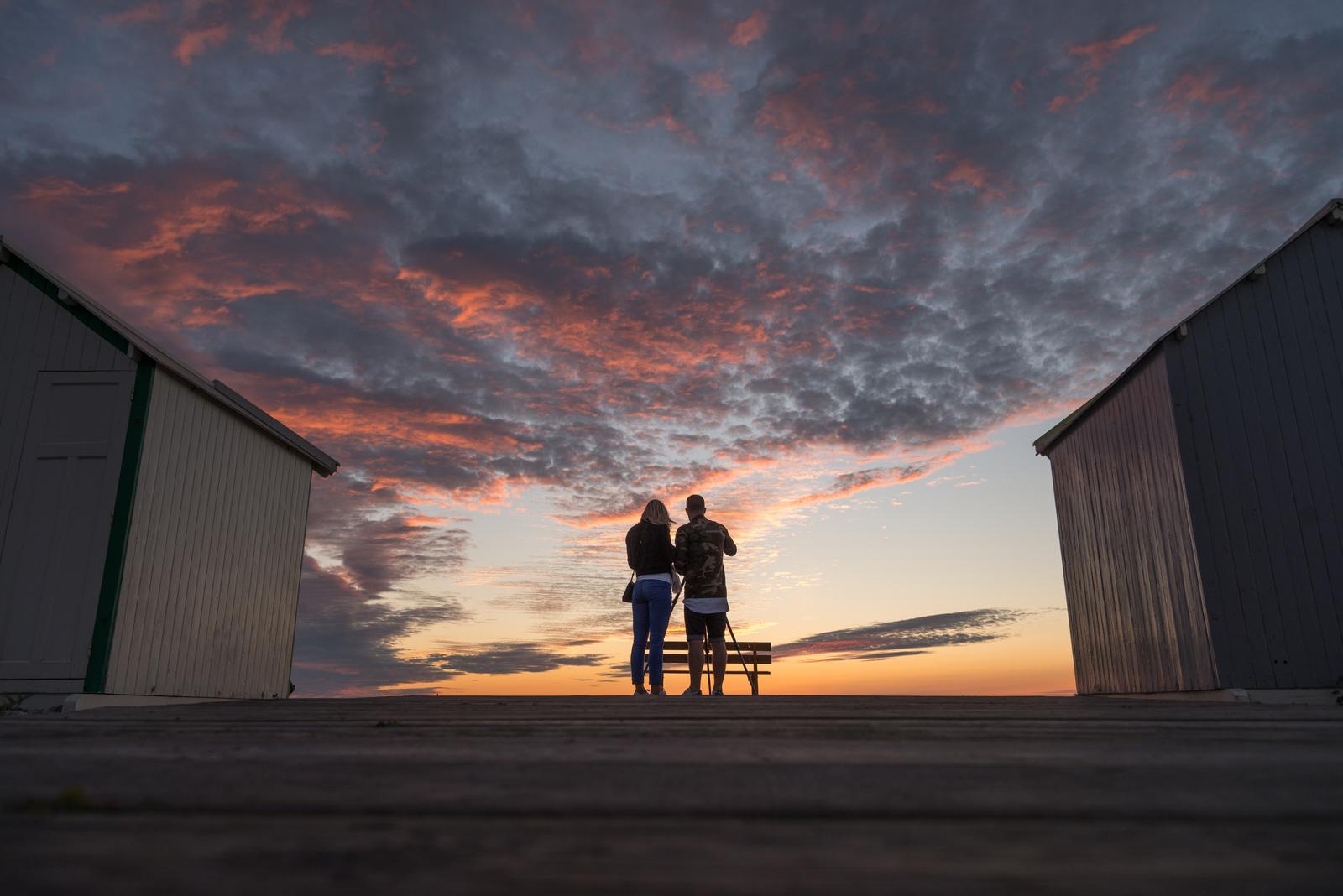 Cayeux-sur--Mer : couple devant un banc au coucher du soleil