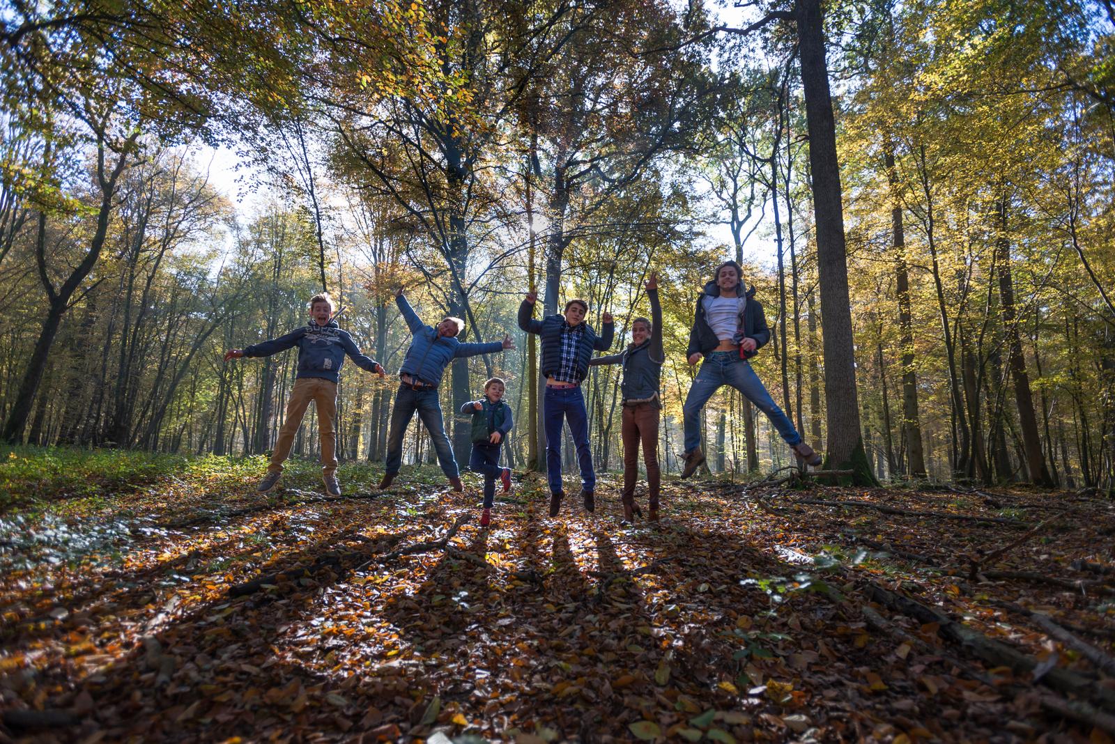 Crécy-en-Ponthieu : amis sautant dans la forêt en automne