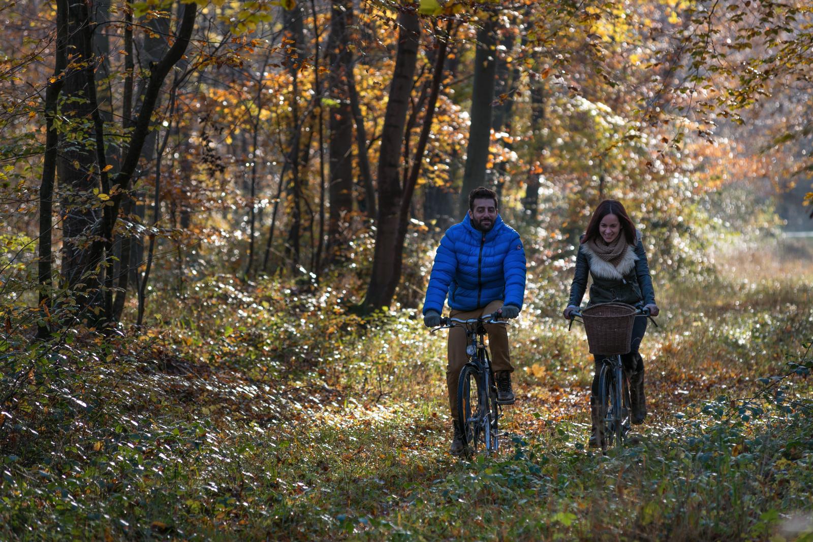 Forêt de Compiègne en automne : couple de cyclistes (5)