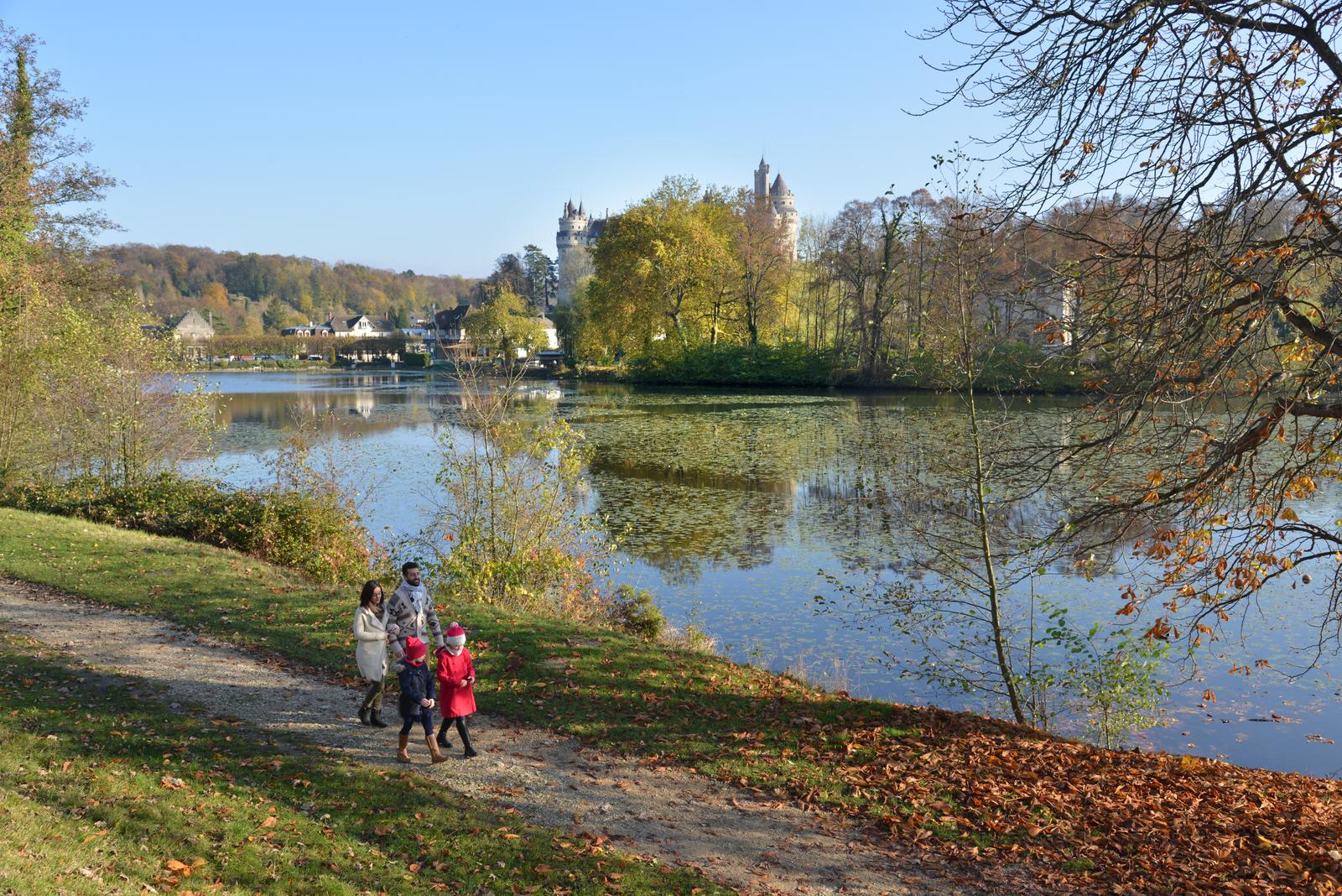 Pierrefonds : famille en promenade au bord du lac et château au loin