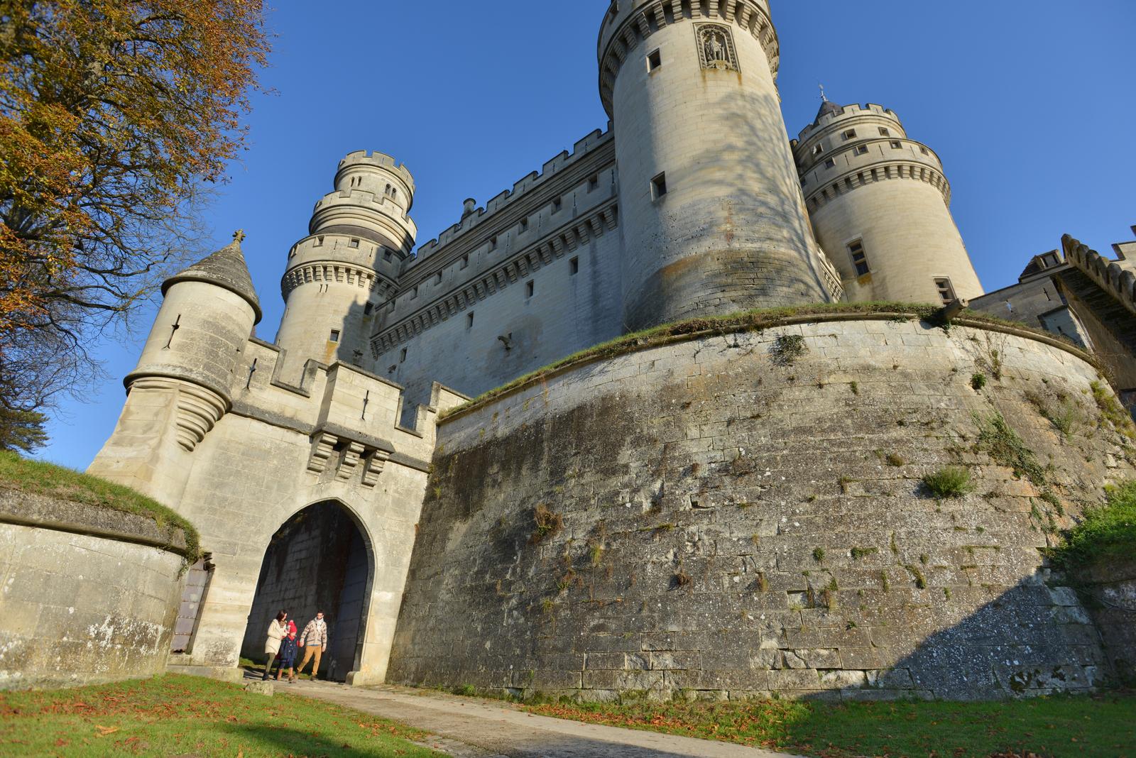 Famille en visite au château de Pierrefonds 02