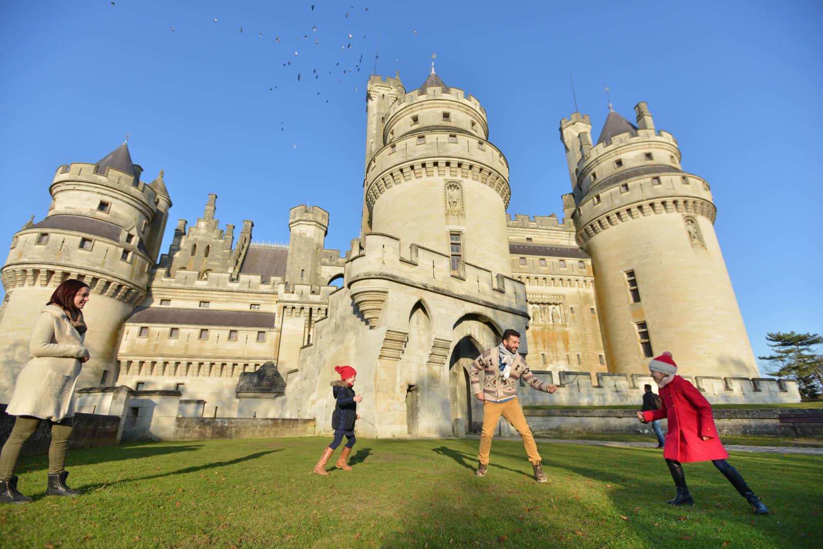 Famille en visite au chĂąteau de Pierrefonds 12