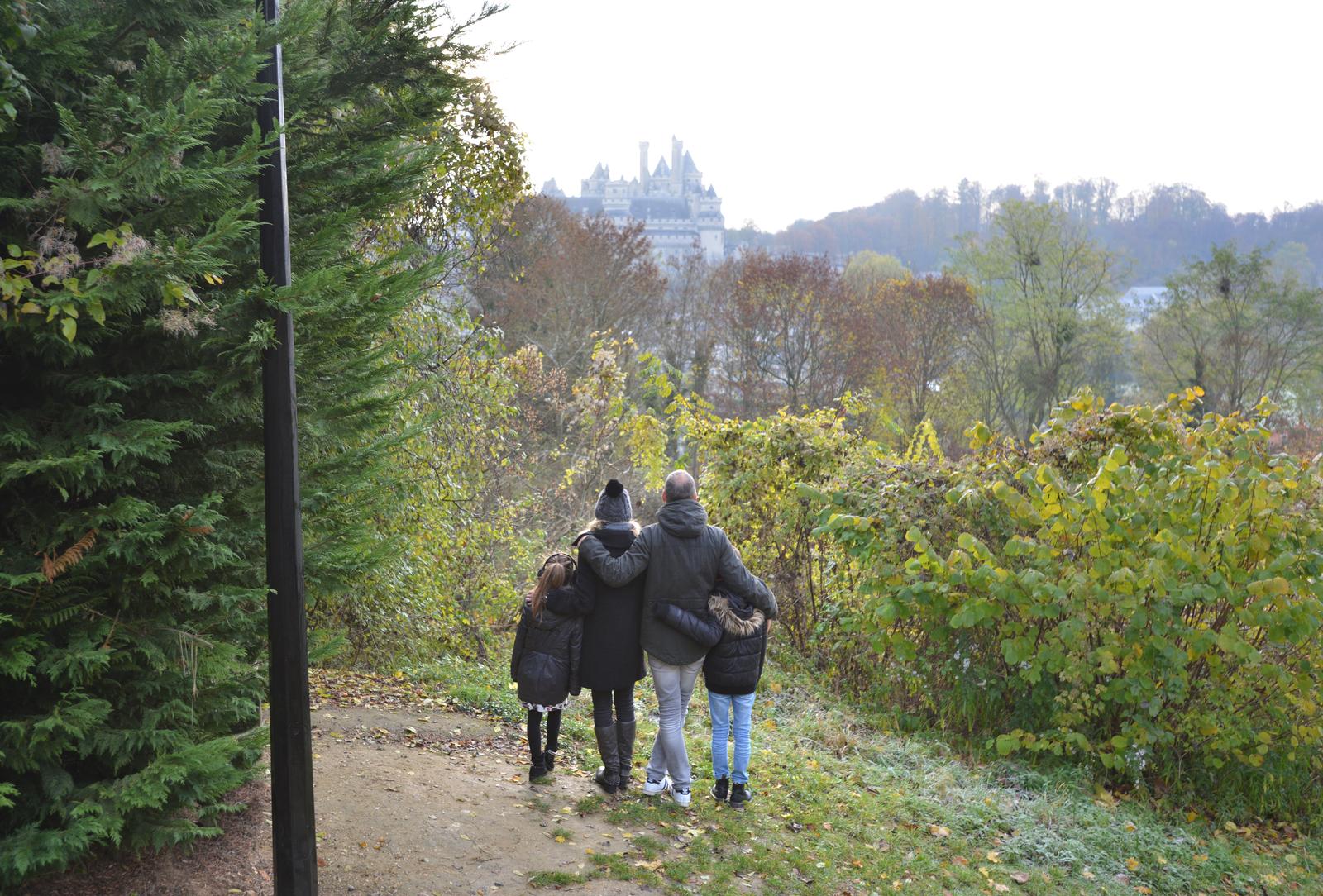Famille admirant le château de Pierrefonds