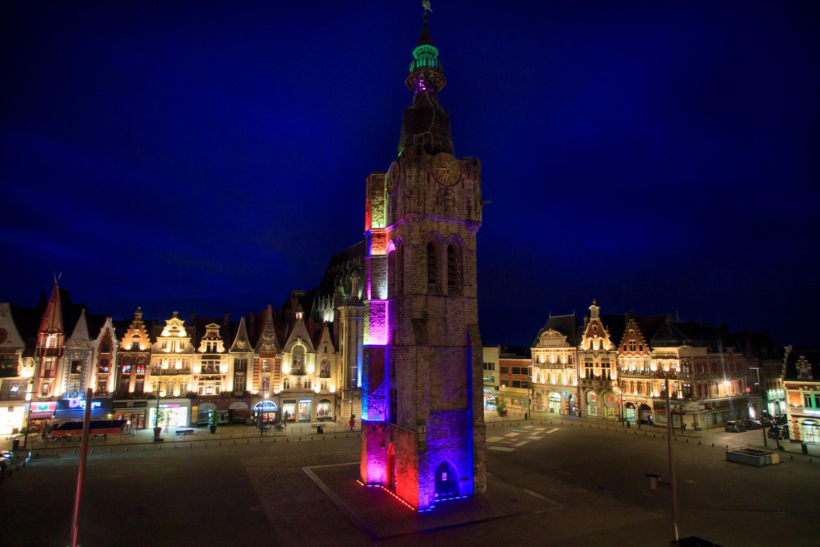 Béthune : grand-place et son beffroi éclairé de nuit
