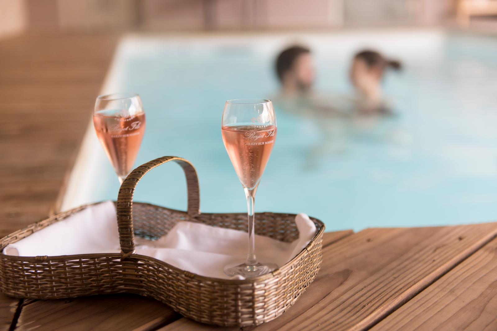 Omiécourt - Château d'Omiécourt, maison d'hôtes, couple dans la piscine 05