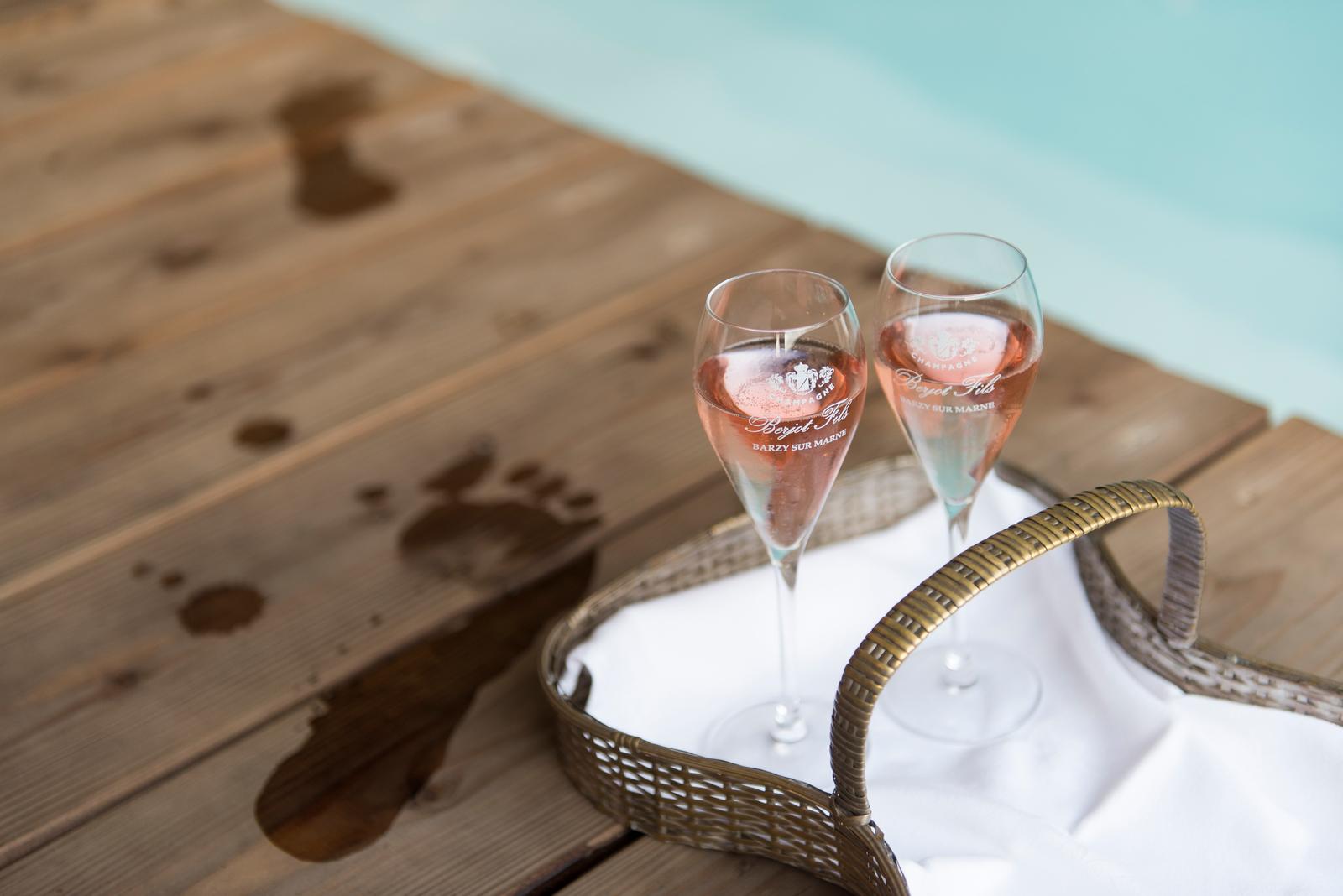 Omiécourt - Château d'Omiécourt, maison d'hôtes, couple dans la piscine 08