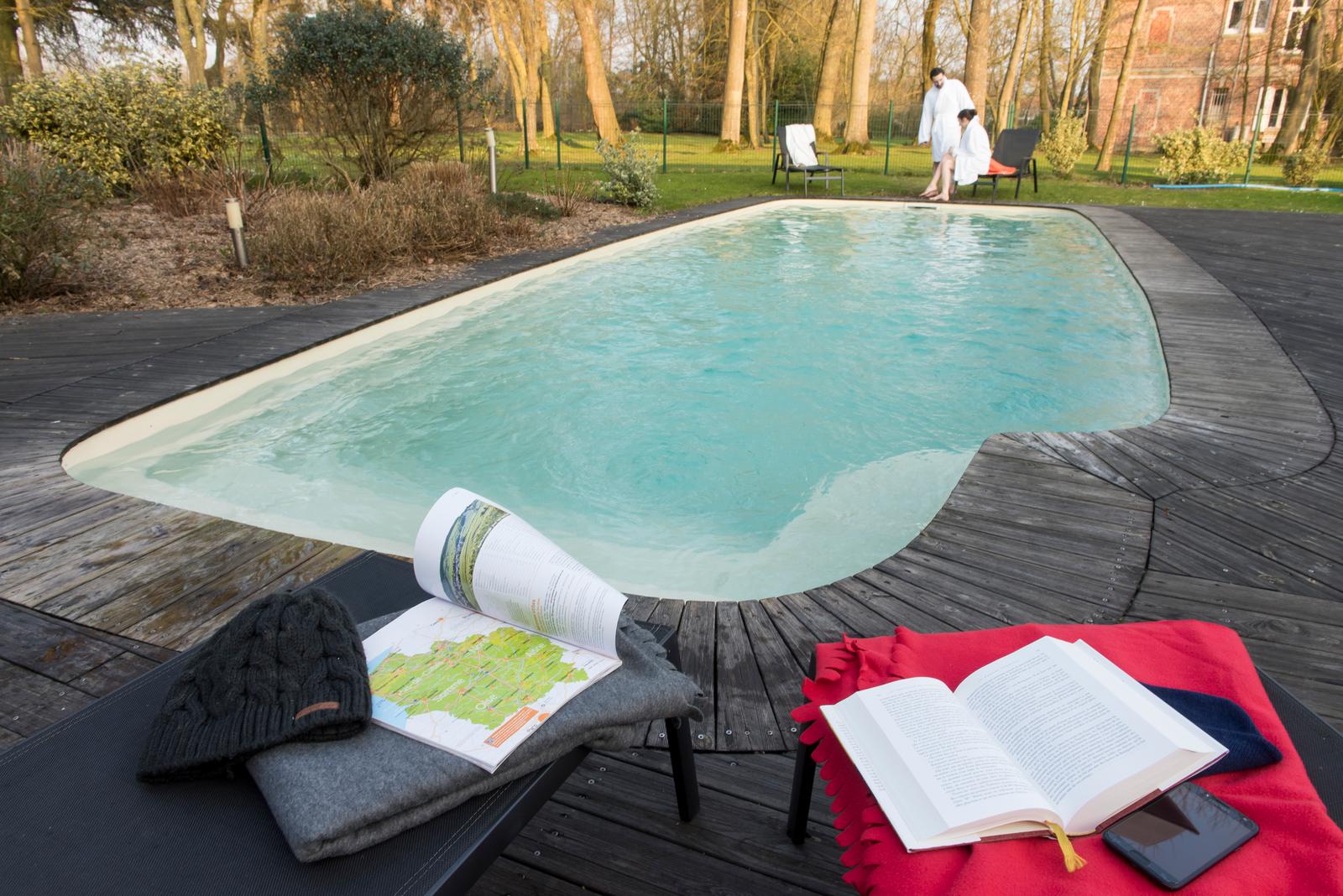 Omiécourt - Château d'Omiécourt, maison d'hôtes, couple dans la piscine 09