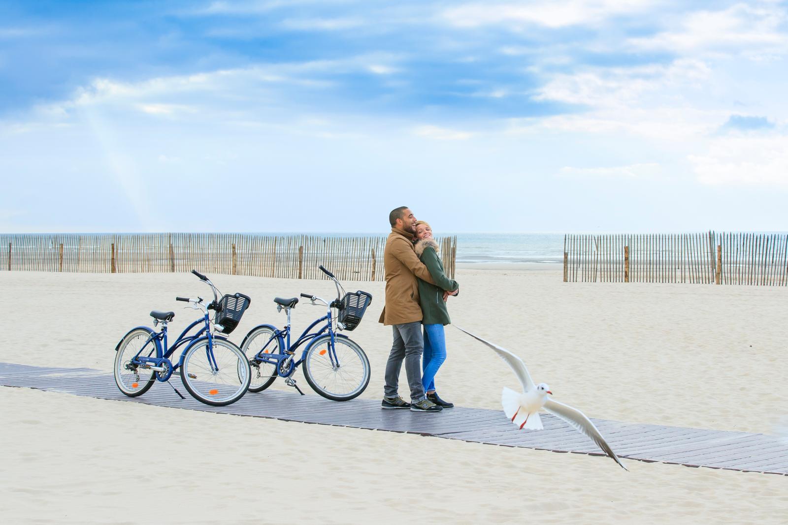 Le Touquet-Paris-Plage : couple à vélo sur la plage en hiver 08