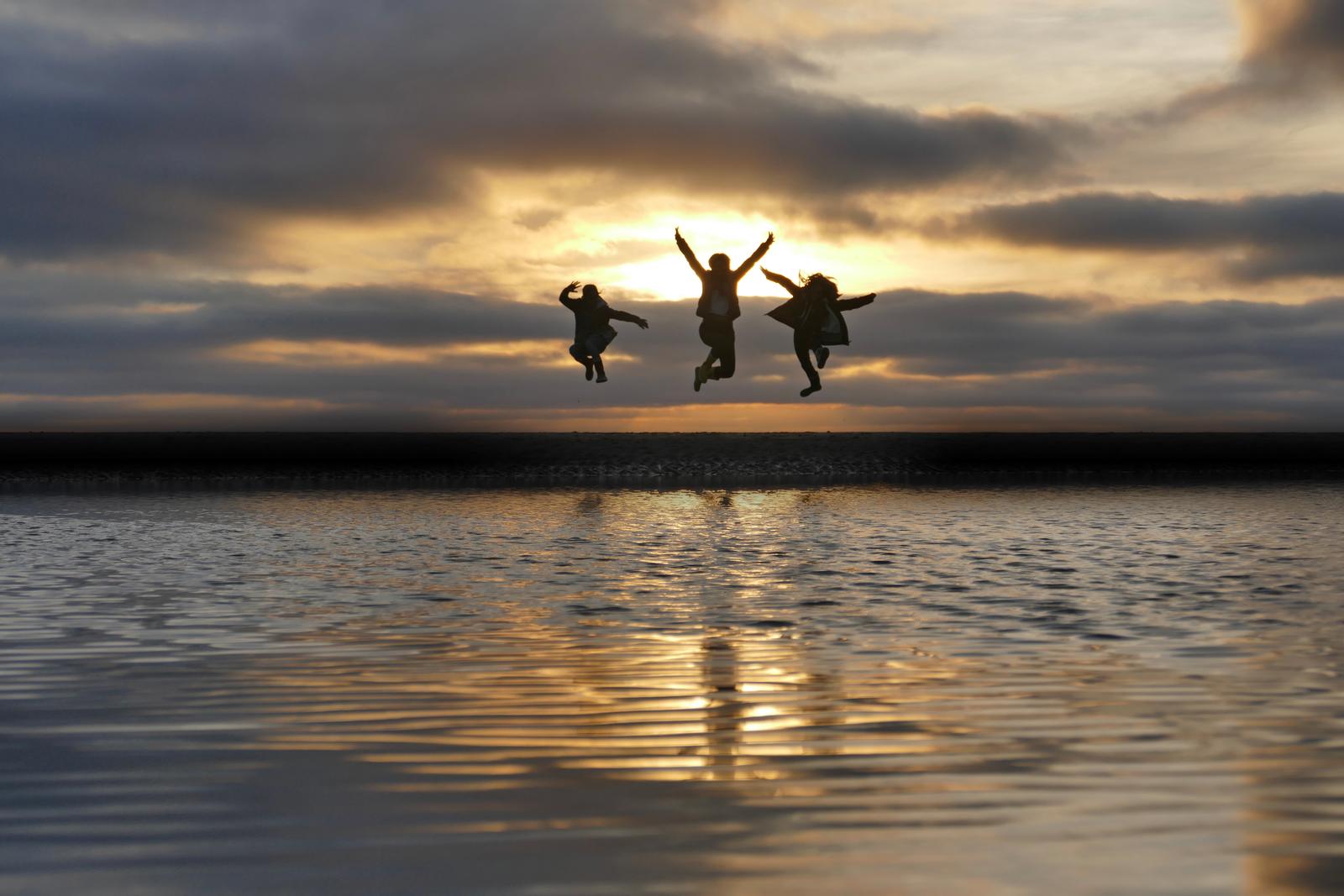 Cayeux-sur-Mer : famille sautant sur la plage