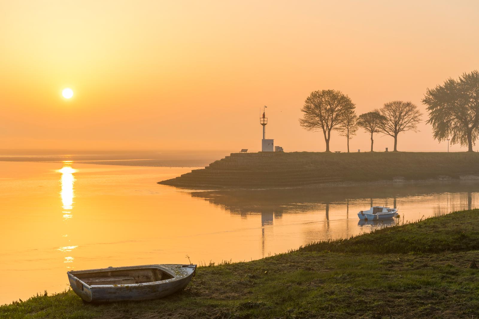 Saint-Valery-sur-Somme en été : phare dans le coucher de soleil