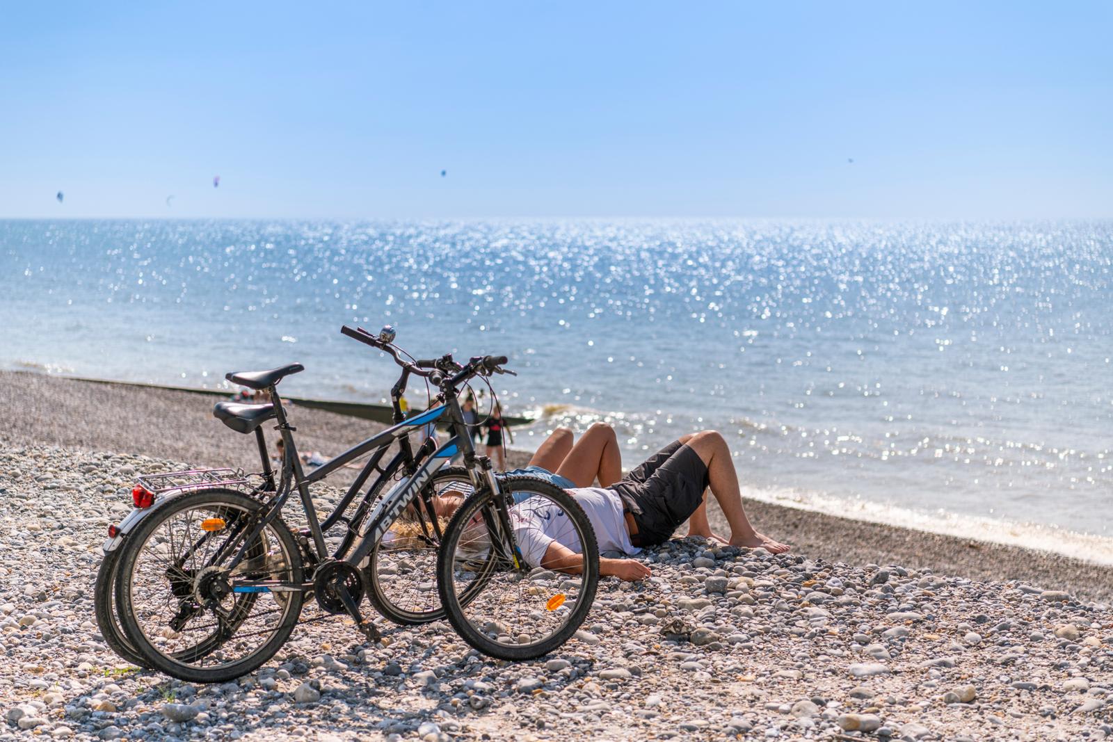 Cayeux-sur-Mer : couple à côté de ses vélos sur la plage