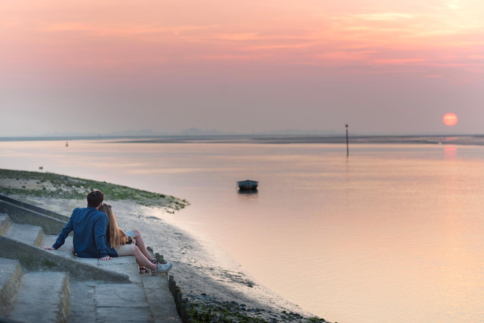 Saint-Valery-sur-Somme : couple admirant le coucher du soleil
