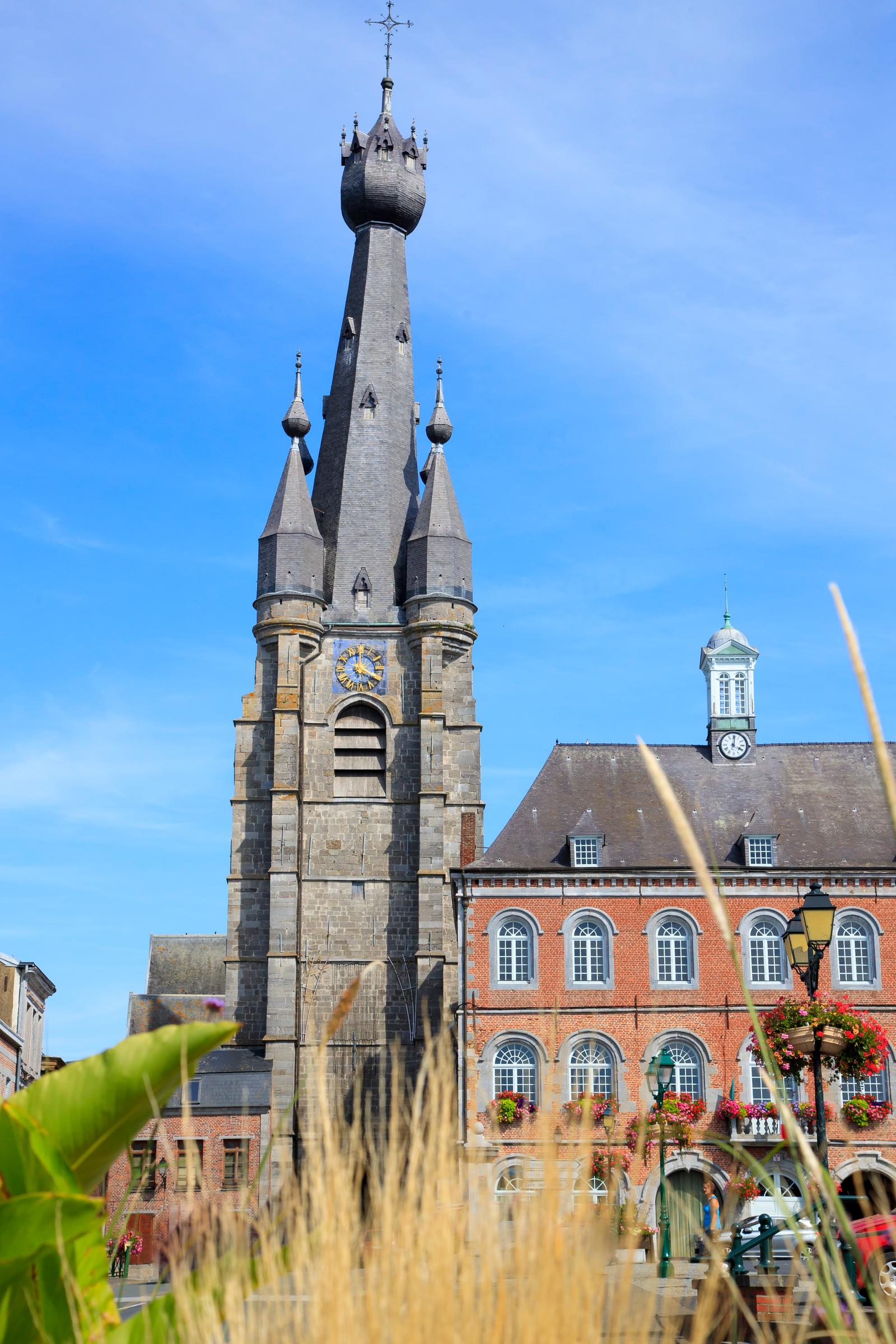 Solre-le-Château : clocher penché de l'église