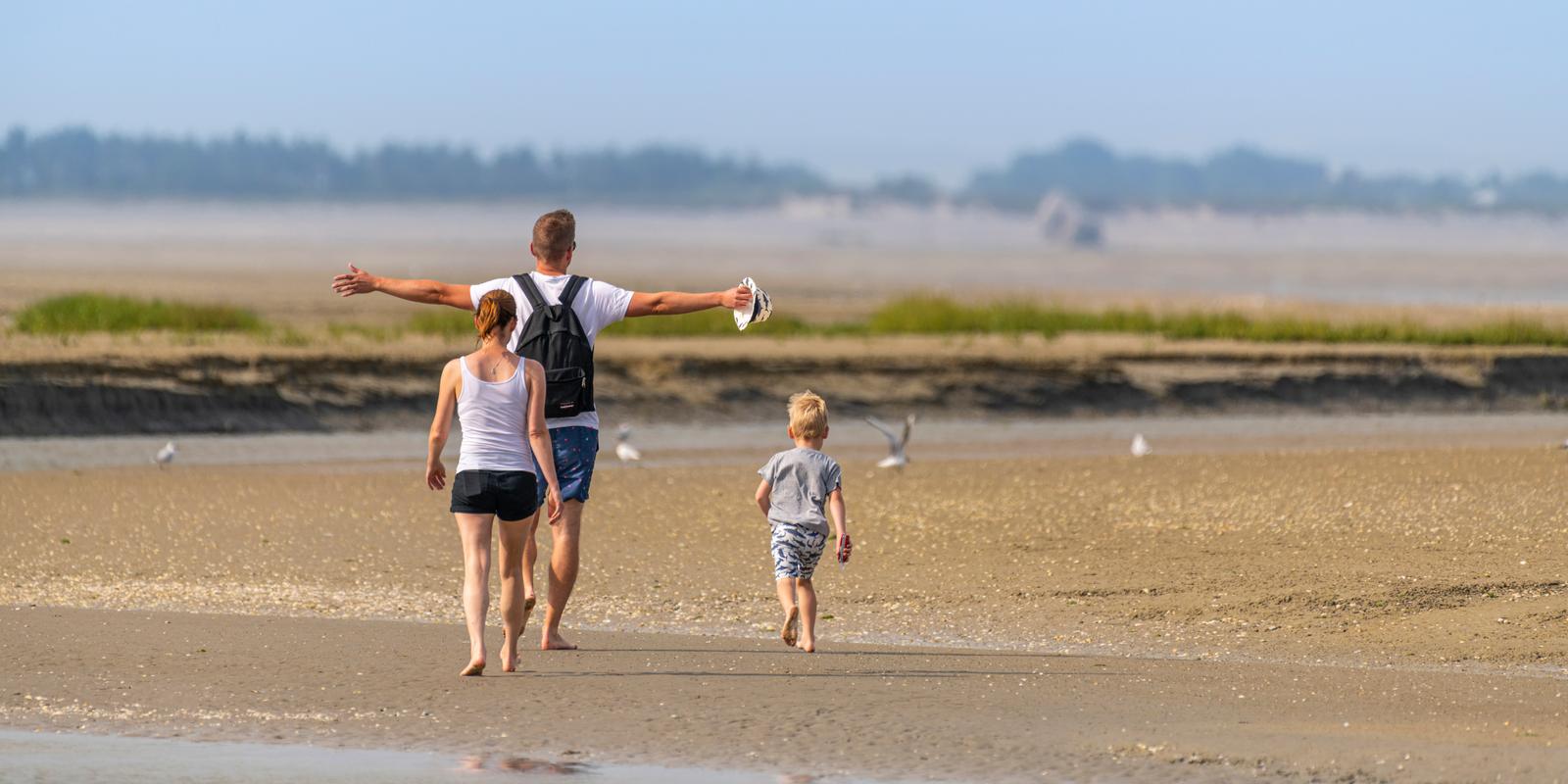 Plage de la Maye : famille en promenade
