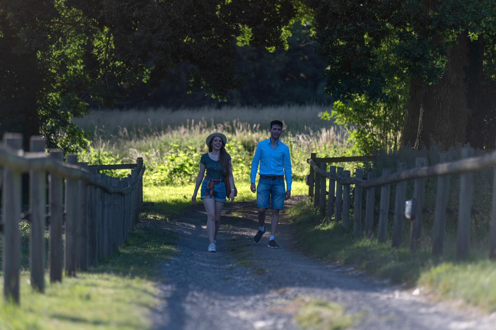 Port-le-Grand : Château des Tilleuls, couple au camping 02
