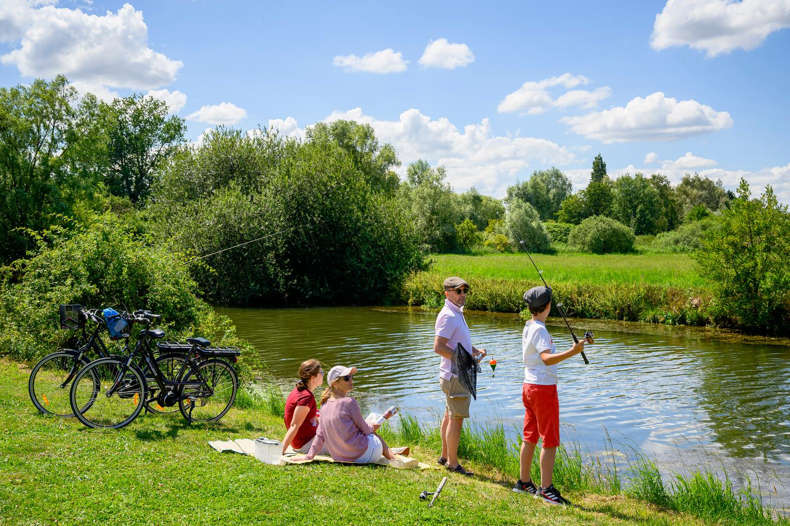 Sailly-sur-la-Lys : pause en famille pour pêcher
