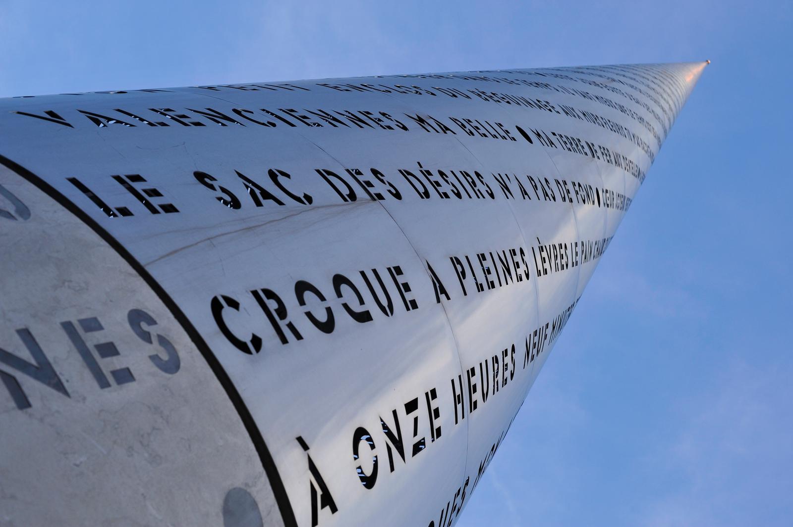 Valenciennes : la flèche, oeuvre de métal sur la palce