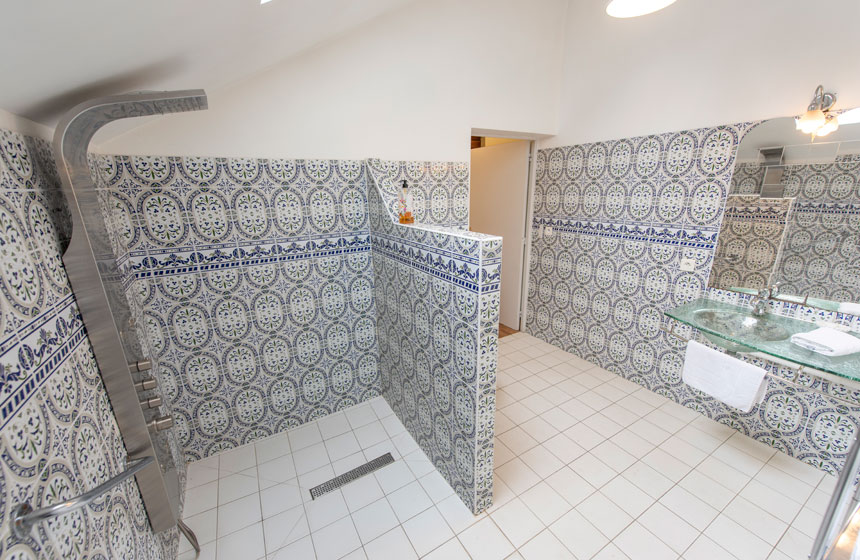 Salle de bain XXL dans le gîte du Potager au château d'Omiécourt