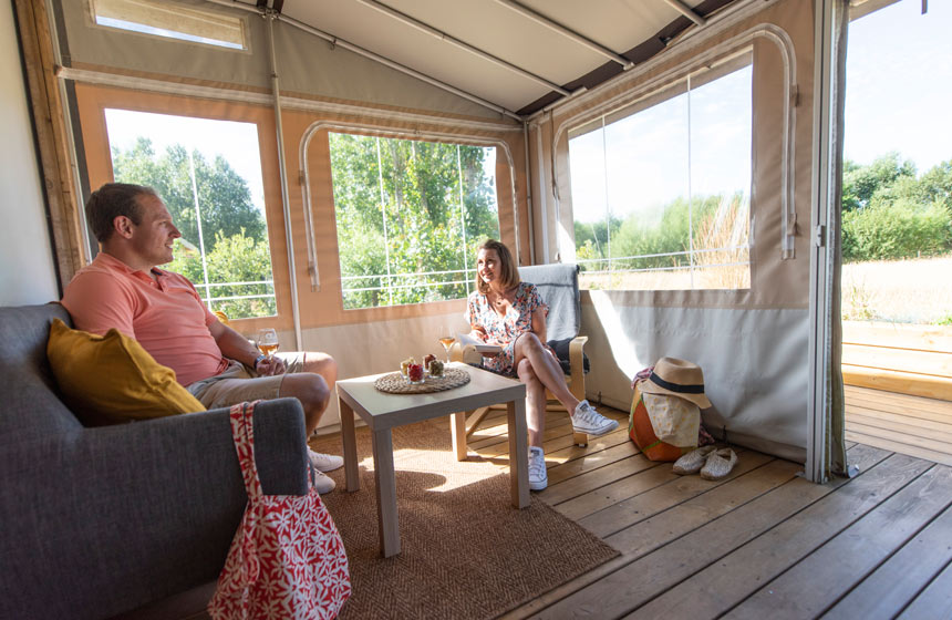 Chambre du chalet-terrasse en duo au camping La Mollière à Groffliers