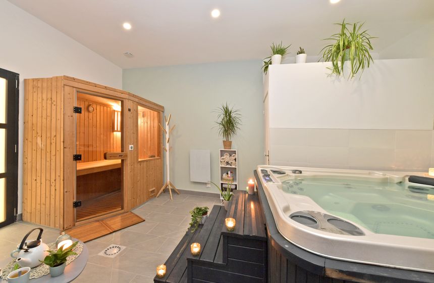 L'espace bien-être avec spa et sauna privatifs - Nuits Pastel - St-Quentin
