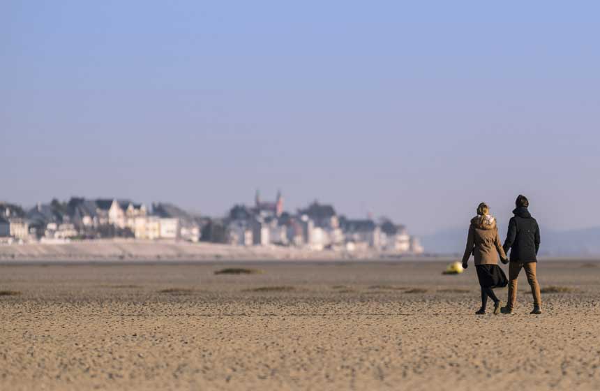 Couple se promenant en baie de Somme devant Le Crotoy