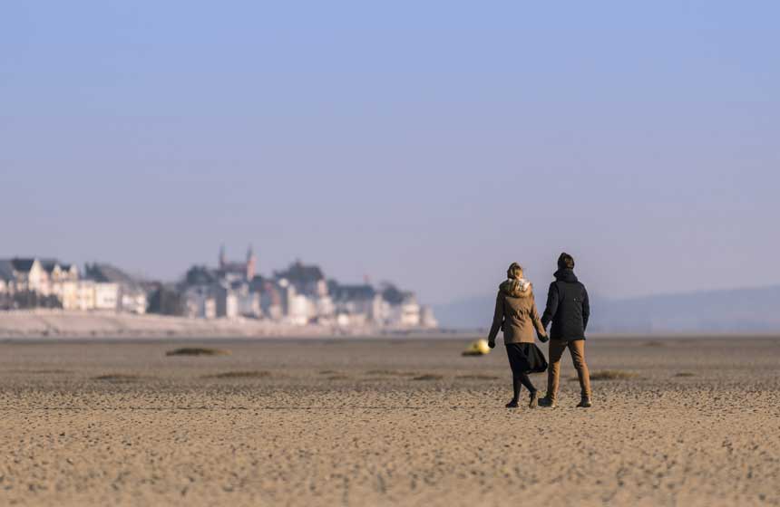 Couple se promenant en baie de Somme devant Le Crotoy