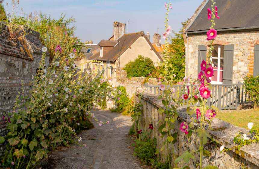 La cité médiévale de Saint-Valery-sur-Somme, toute fleurie