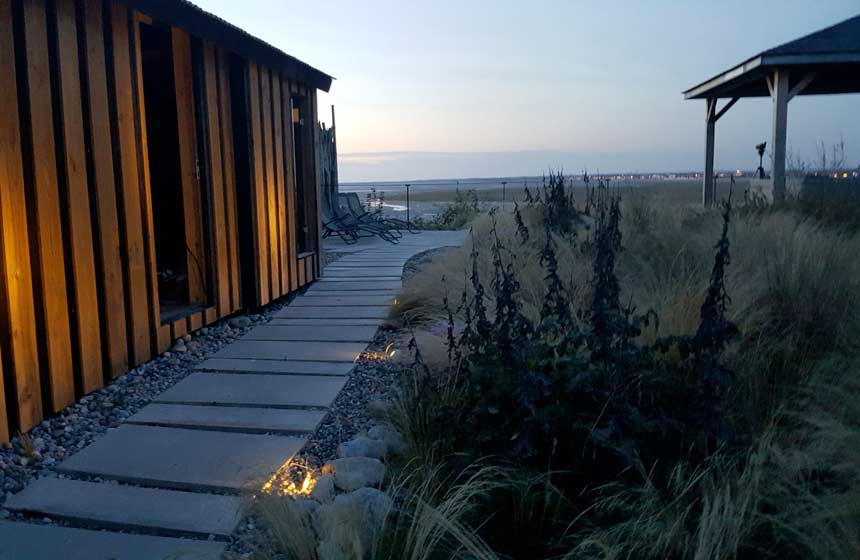 Jardin apaisant avec sauna et vue sur baie 