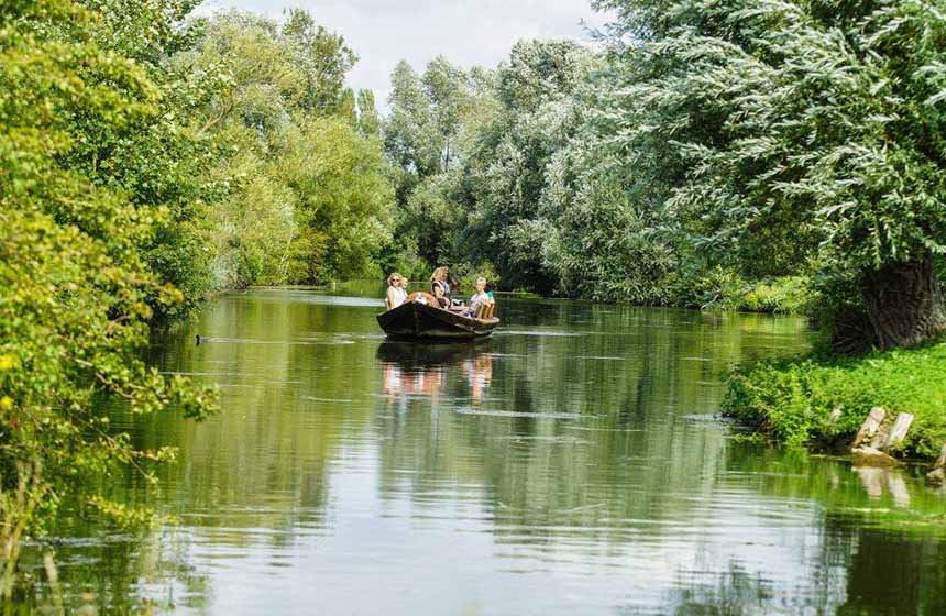Les marais de Saint Omer sont juste à côté aussi : louez une barque !