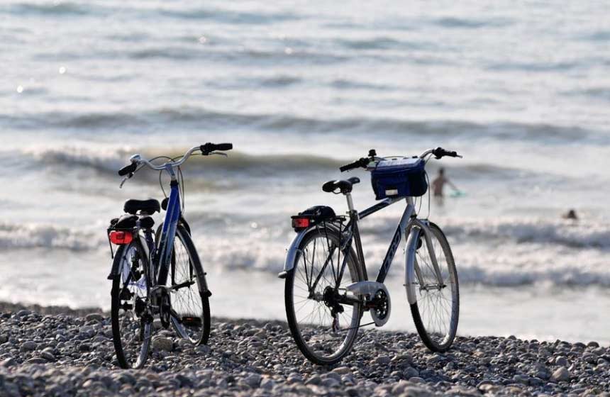 A vélo sur la plage de galets de Mers-les-Bains