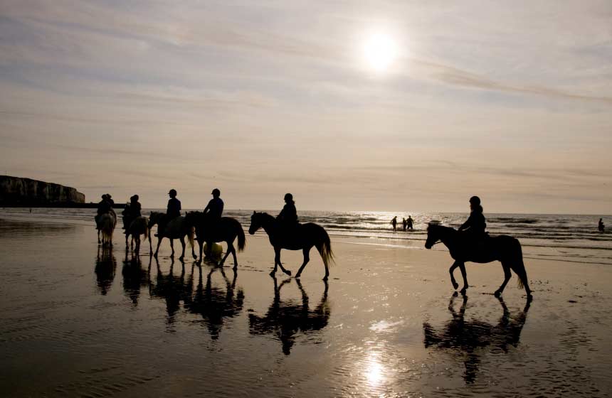 Balade à cheval en famille sur la plage de Mers-les-Bains