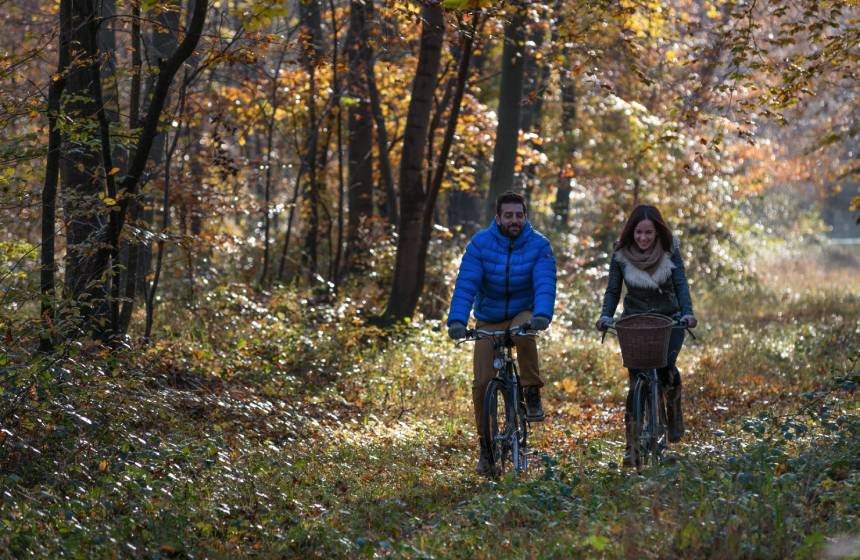 Balade à vélo à deux en automne